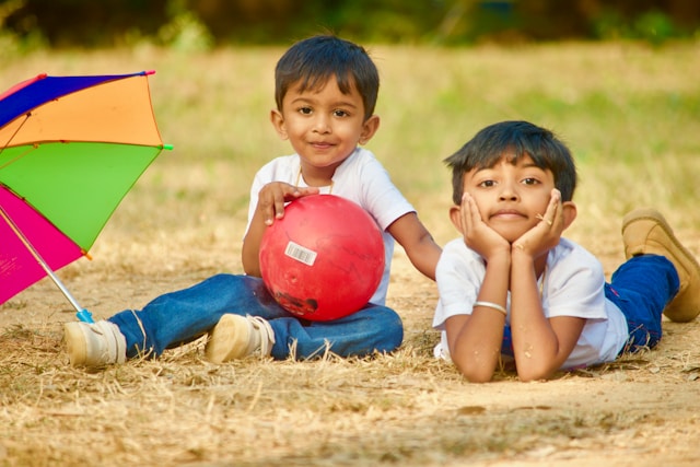 Copii jucându-se